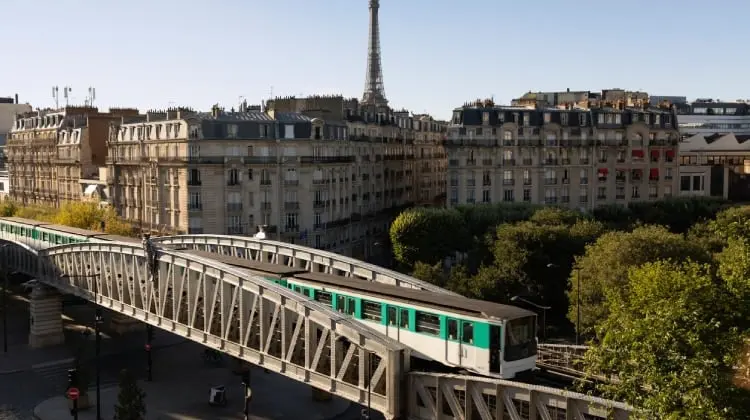 Metrô é um meio de transporte muito eficiente em Paris