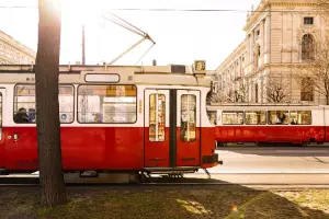 Tramways vermelhos em praça de Viena.