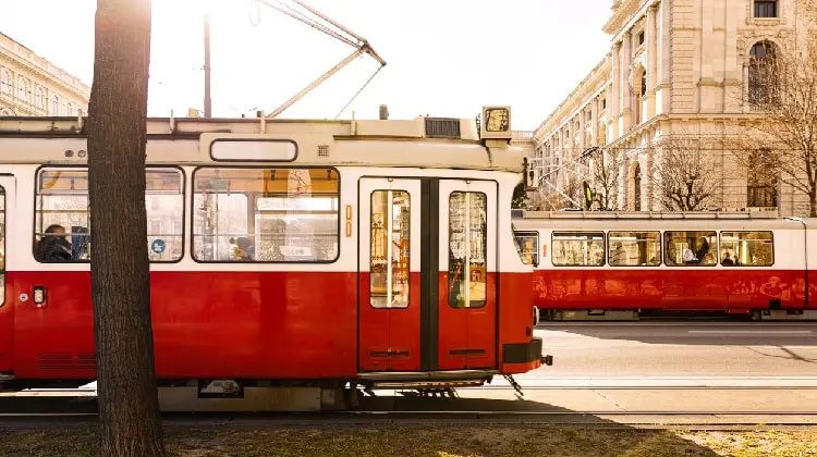 Tramways vermelhos em praça de Viena.