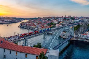 Transporte público e pedestres atravessando a Ponte Luís I, entre o Porto e Vila Nova de Gaia