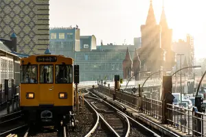 metrô deixa para trás a Oberbaumbrücke em Berlim