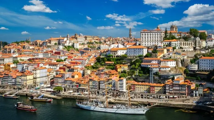 Porto é uma das portas de entrada para fazer turismo em Portugal.