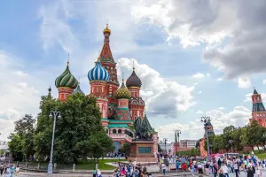 Pessoas fazendo turismo na Rússia