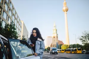 Viajante entrando em Uber na Europa