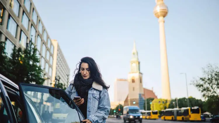 Viajante entrando em Uber na Europa