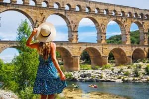 Mulher admirando a Pont du Gard na França