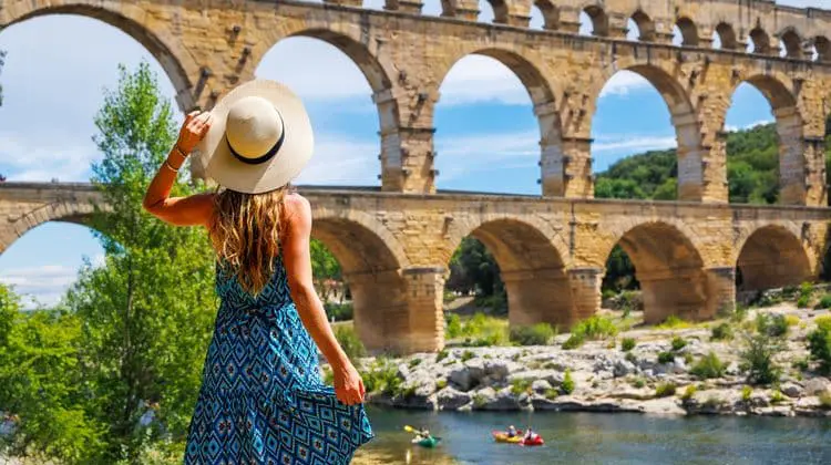 Mulher admirando a Pont du Gard na França
