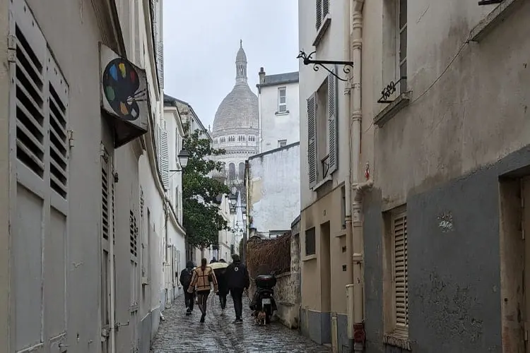 Pedestres caminham sentido a Sacré Coeur
