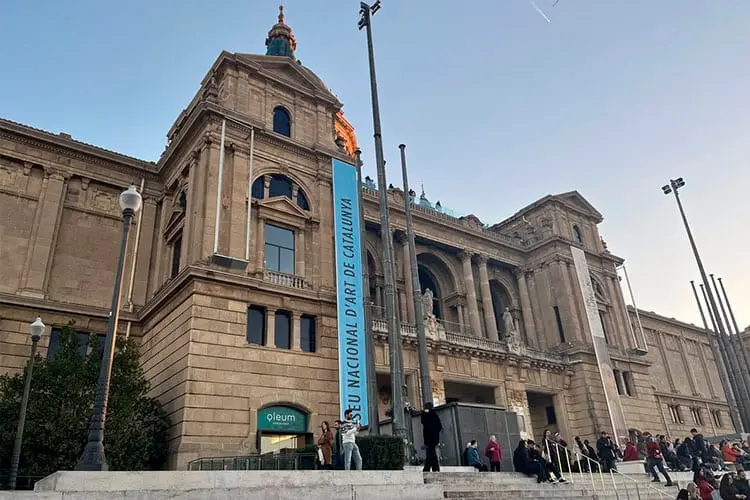 Fachada do Museu Nacional de Arte da Catalunha, Barcelona, Espanha.
