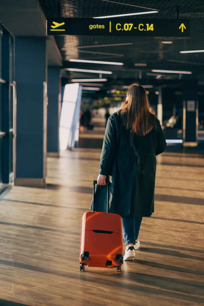 mulher com mala em aeroporto na Europa