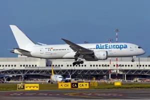 Avião da Air Europa decolando em aeroporto, em dia de sol