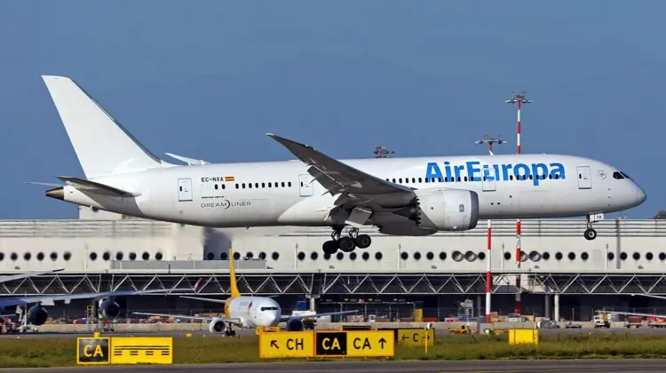 Avião da Air Europa decolando em aeroporto, em dia de sol