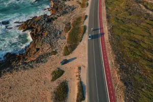 Motoristas aproveitam belas paisagens para viajar de carro em Portugal.
