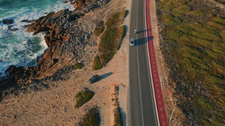 Motoristas aproveitam belas paisagens para viajar de carro em Portugal.