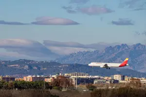 Avião pousando com pessoas que foram viajar de Iberia