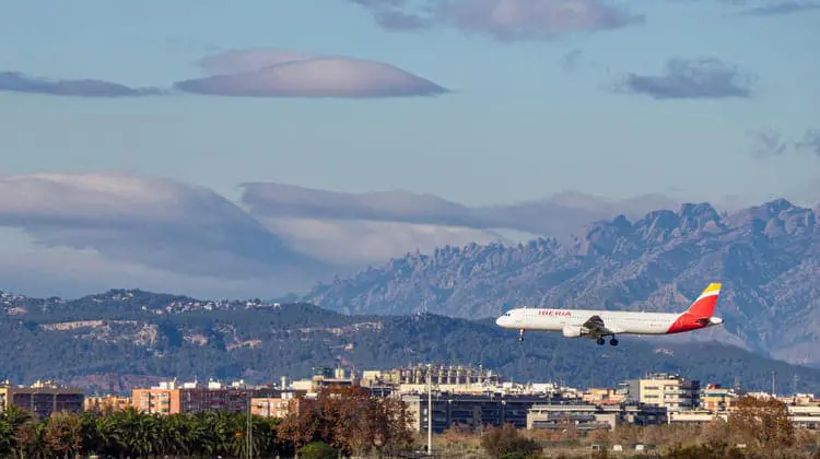 Avião pousando com pessoas que foram viajar de Iberia