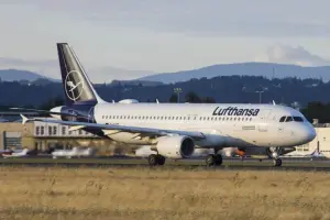 Avião da Lufthansa em aeroporto