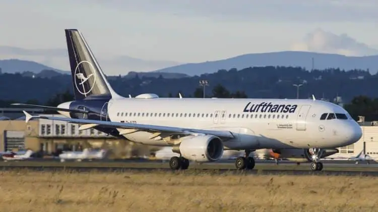 Avião da Lufthansa em aeroporto