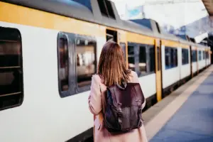 Mulher prestes a viajar de trem na França.