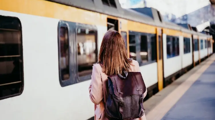 Mulher prestes a viajar de trem na França.