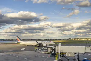 Avião da Air France taxeando em pista de aeroporto