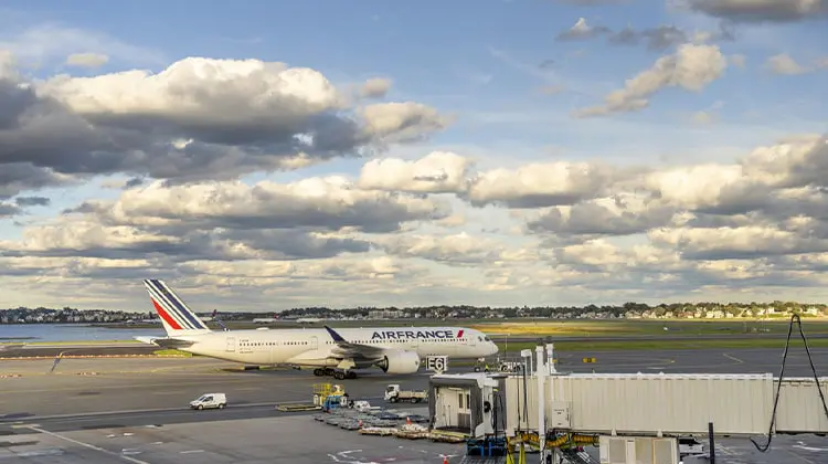 Avião da Air France taxeando em pista de aeroporto