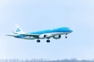 Avião da KLM em voo, num dia de céu azul