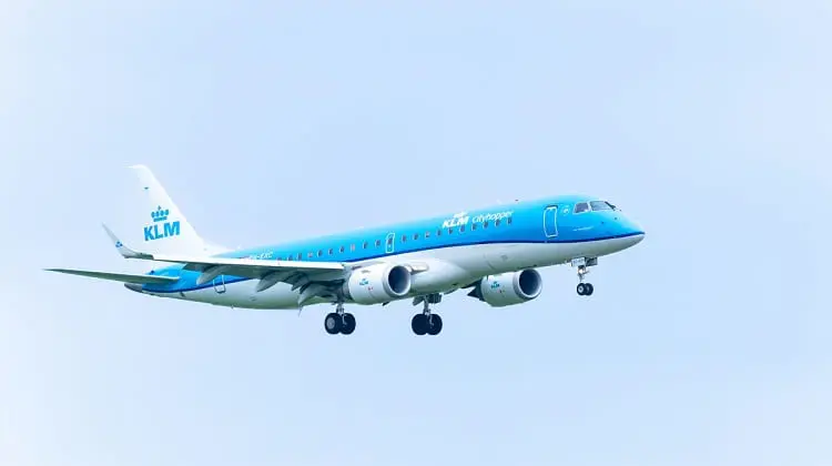 Avião da KLM em voo, num dia de céu azul