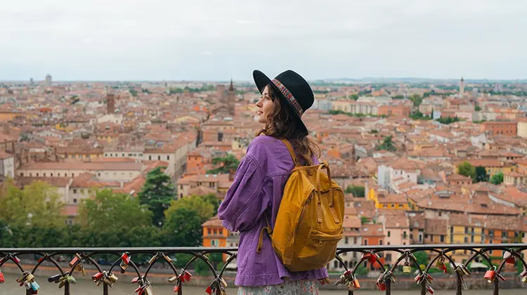 Turista passeando pela Itália