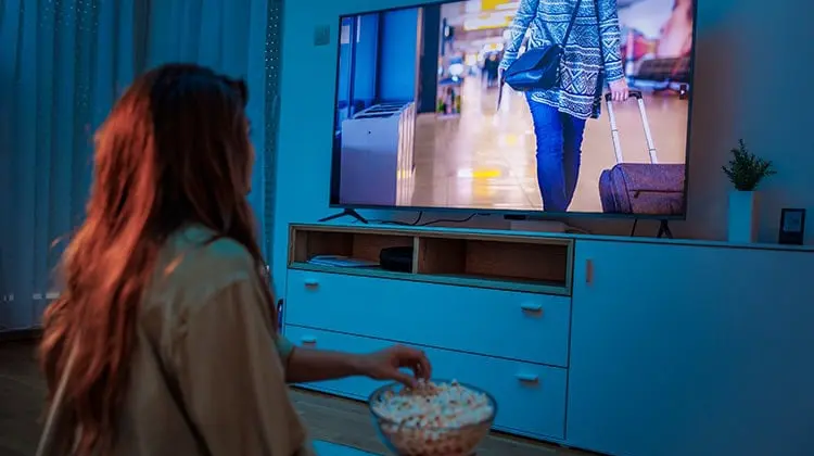 Mulher vendo vídeos de viagens