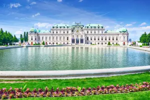 Palácio Belvedere, com espelho d'água à frente e jardim, em Viena, Áustria.