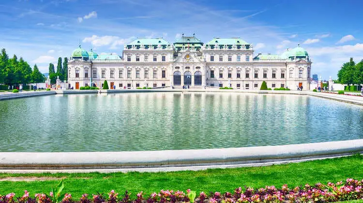 Palácio Belvedere, com espelho d'água à frente e jardim, em Viena, Áustria.