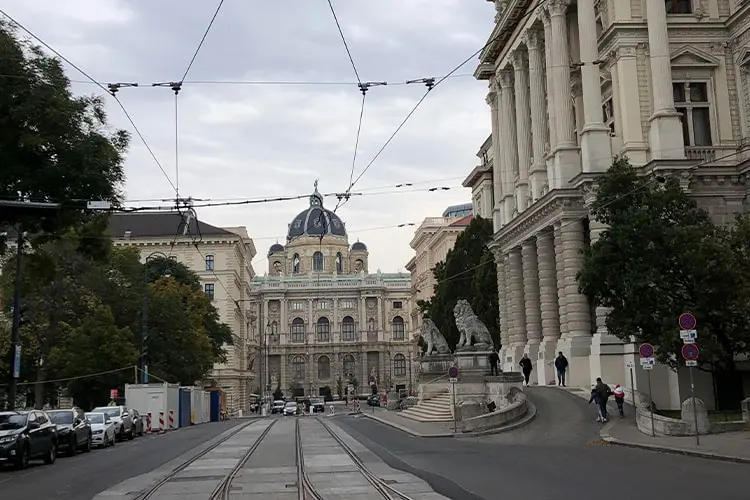 Avenida larga e prédio monumental em Viena