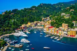 Imagem aérea do porto de Portofino, uma das mais belas vilas italianas.