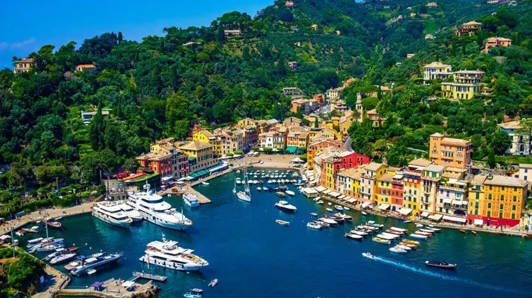 Imagem aérea do porto de Portofino, uma das mais belas vilas italianas.