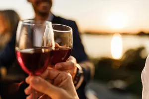 Casal brindando com vinhos submersos na França