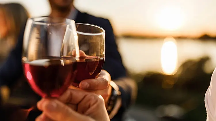 Casal brindando com vinhos submersos na França