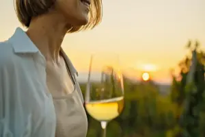 Mulher aprecia vinho em vinícolas de Portugal.
