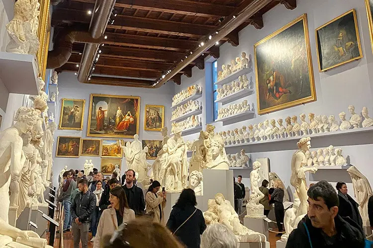 Turistas na Galleria dell'Accademia