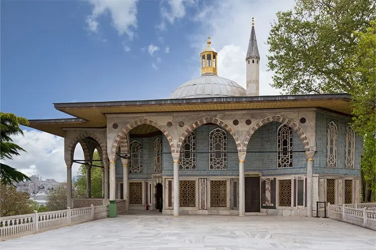 Um das costruções que compõe o palácio de Topkapi