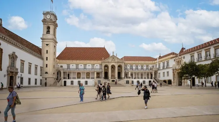 Turistas fazem questão de visitar a Universidade de Coimbra