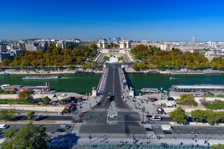 Vista de um restaurante na Torre Eiffel.
