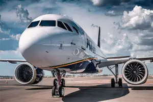 Avião da Azul da frota internacional estacionado em aeroporto