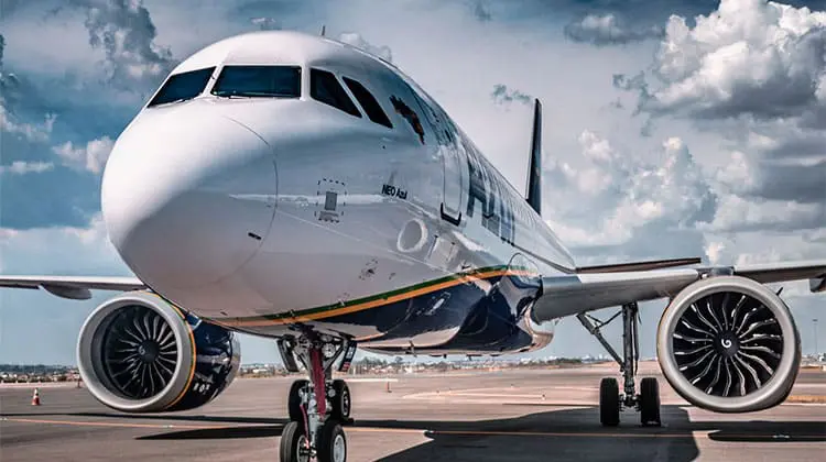 Avião da Azul da frota internacional estacionado em aeroporto