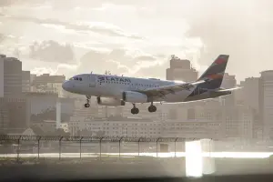 Avião da Latam voando para Europa