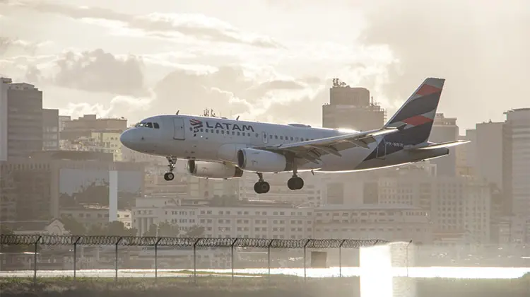 Avião da Latam voando para Europa