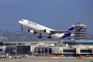 um avião decolando para a europa, em um dia de sol