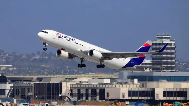 um avião decolando para a europa, em um dia de sol