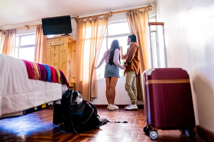 Casal em quarto de hospedagem em Lisboa