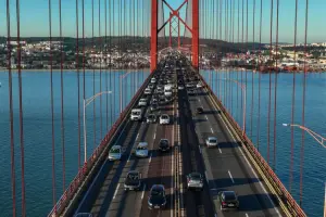 Ponte 25 de abril, em Lisboa, em dia de sol